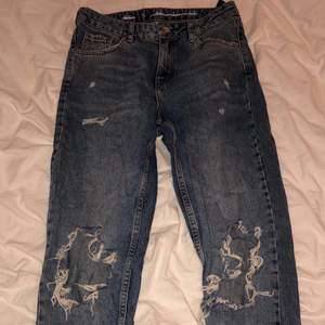 Säljer dessa jeans med hål i knäna ifrån Gina Tricot i storlek S. Hur snygga !!!😍