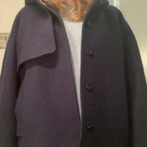 Mörkblå jacka - Haft två oseriösa köpare. Kommer ej ha budgivning. Säljer till första bästa. Nypris: 1750. Köpt för ca tre veckor sedan/ nyskick. 