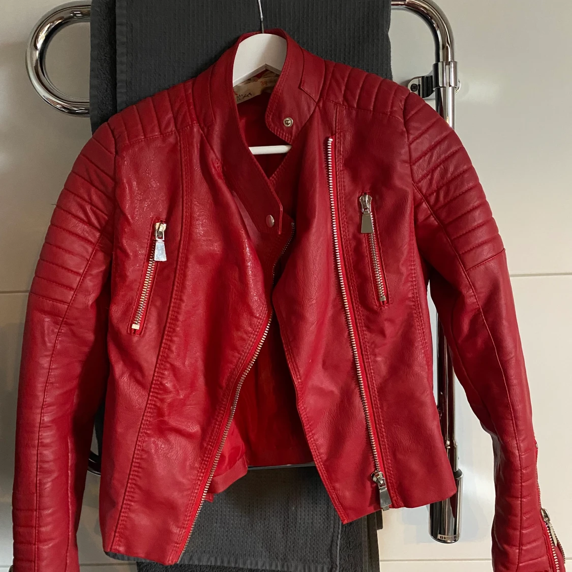 Röd skinnjacka
