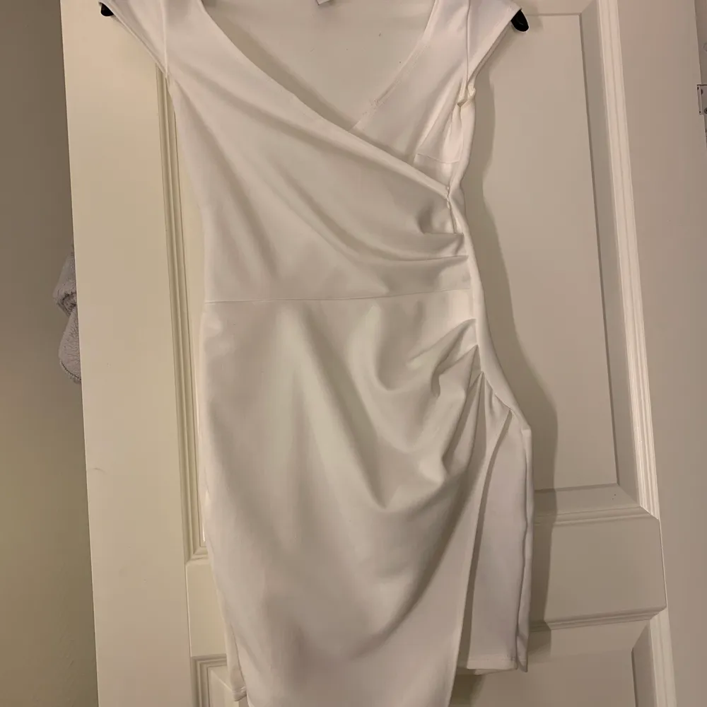 Säljer denna fina vita veckade klänningen från Nelly i storlek XS. Använd endast 1 gång på en skolavslutning.. Klänningar.