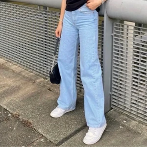 Jeans - Supersnygga blåa jeans från NA-KD som dock inte kommer till användning, då jag har så många jeans. De är köpta i september och använda kanske 3-5 gånger. Skriv för fler bilder. De är i stl 34 men skulle snarare säga att de sitter lite baggy på en 34a men på en 36a som på bilderna✨💕❤️  ( första bilden är lånad )