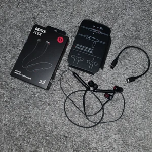 Nya hörlurar  - Trådlösa Beats by dr dre, enbart testade. Kvitto finns! Inga fel, super bra ljud! Köpta för ca 600kr