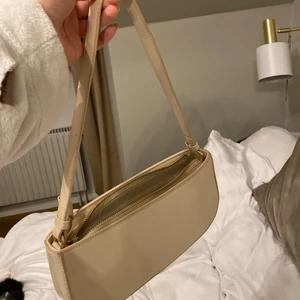 Beige väska - Säljer en beige baguette väska❣️