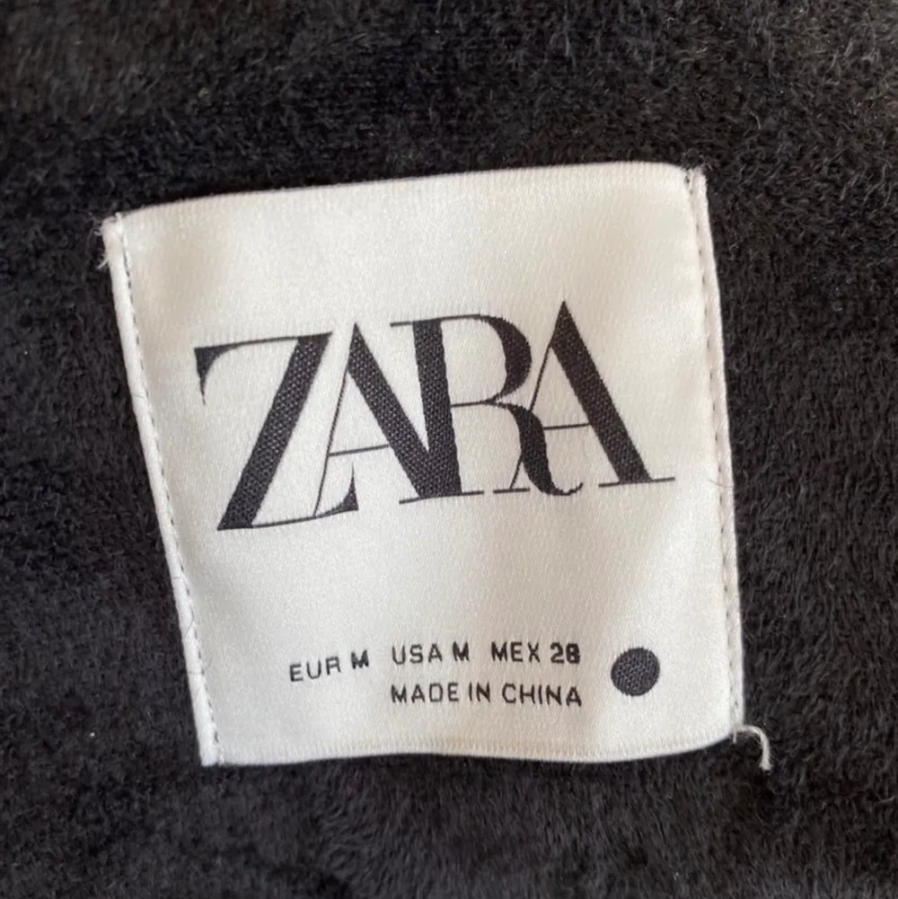 Skinnjacka med skärp från Zara i nyskick!. Jackor.