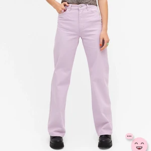 Lila jeans från Monki❣️ - Säljer dessa supersnygga lila jeans från Monki!💖De är använda fåtal gånger på grund av att de är för små för mig! Storlek 24 vilket motsvarar 32 eller Xs❤️ 150kr+frakt!🥰