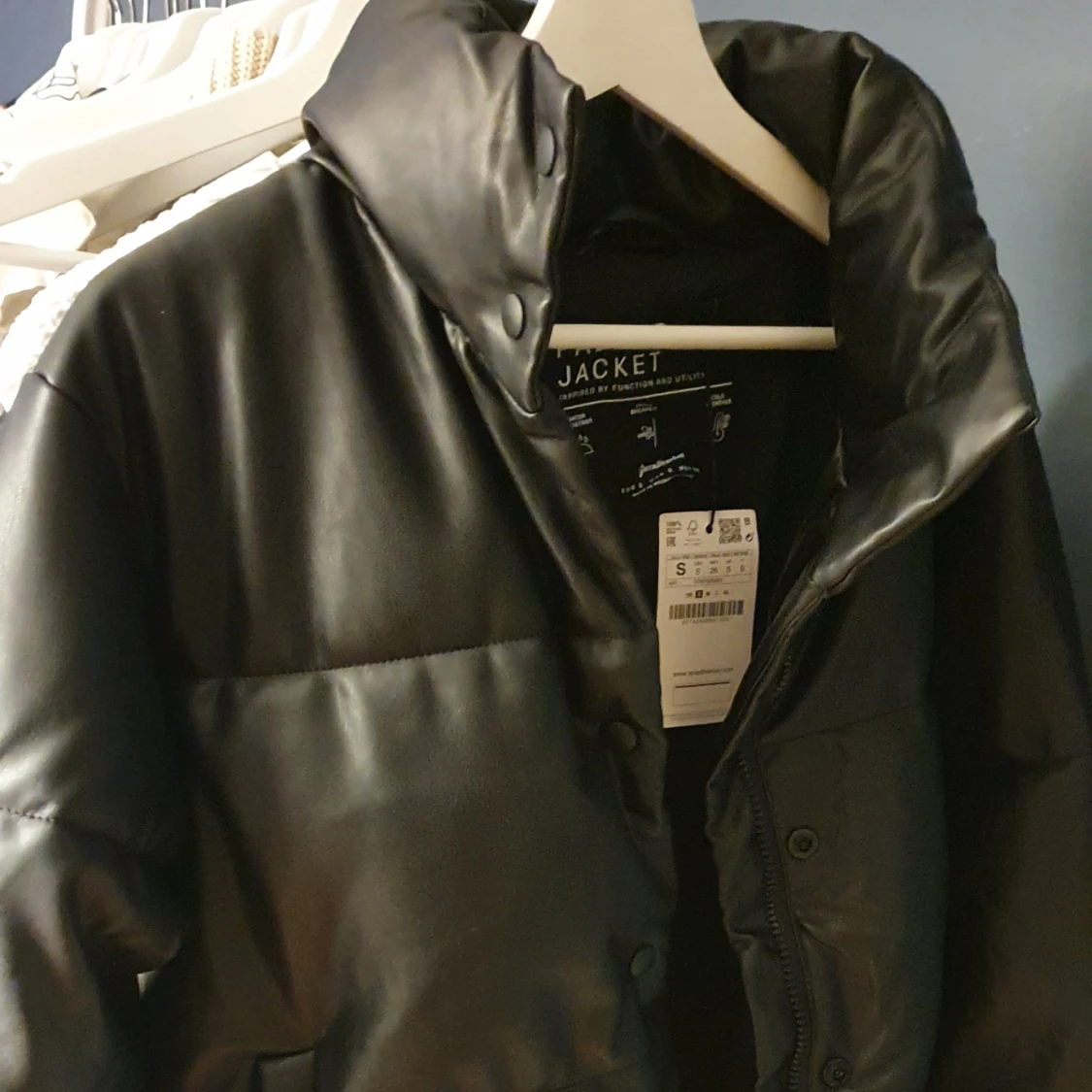 Svart pufferjacka i läderimitation  - 91