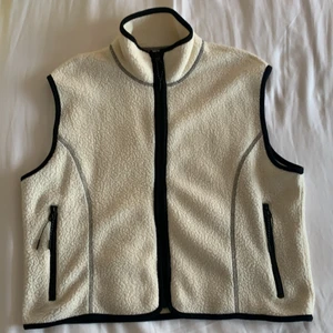 Teddyväst från weekday - Säljer nu denna snygga teddyväst från weekday i superbra skick!❤️‍🔥