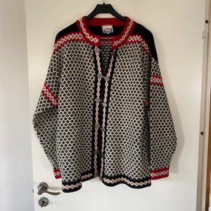 ÄKTA Lussekofta 100%Ull. Storlek L - Äkta  Lussekofta . Storlek L. Använd en gång. Nypris ca 1500kr. Vill endast höra av seriösa köpare. Kan ta betalt via Swish och skickat spårbart via postnord . Den kostnaden får även köparen stå för . Kan bli på ca 129kr.