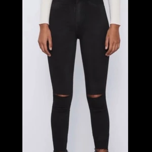 ZARA skinny jeans  - Säljer mina ZARA jeans som är i gott men använt skick. Ingen hemlighet är det heller att Zaras jeans passform är extremt framhävande och stretchig, så dessa godingar gör defintivt en nytta i garderoben. Jag är generellt ett "Zara Jeans fan" så om du har någon efterfrågan om just några Zara jeans så är det bara att fråga på! ☺️😇 