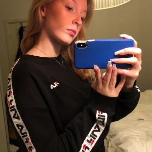 Fila tröja, sweatshirt  - Superfin fila tröja som är köpt på d&d förra året. Nästan aldrig använd, nyskick. I storlek XS och sitter fint på mig som brukar ha S. Köptes för 799kr, säljer för 400kr ink 📦! Kolla gärna in mina andra annonser!