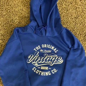 Vintage blå hoodie - Superfin blå vintage hoodie! Storlek M men den är mindre i storleken så den passar s-ca beroende på hur man vill att den ska sitta! Använd endast en gång väldigt fint skick Ganska tunnt material men väldigt mjuk och bekväm👊🏻