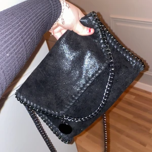 Väska - Säljer denna jätte fina Stella McCartney liknande väskan. Använd ett fåtal gånger så den är som ny💕buda privat💕köp direkt för 600kr +frakt💕