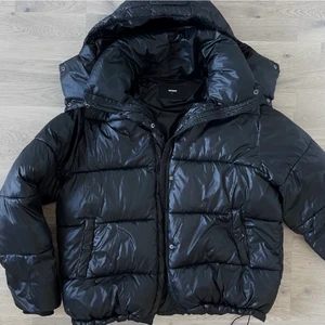 Populära jackan från bikbok!! - intressekoll på denna superfina svarta dunjackan från bikbok, köpt här på plick men säljs vidare då jag bara kände att den inte passade mejj! stl L men passar alla beroende på hur owersiswd man vill ha den!(lånade bilder) ❗️DIREKTPRIS:1600kr❗️