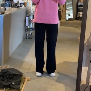 Kostymbyxor  - Svarta LÅNGA kostymbyxor från mango! Jag är 178 och jag trampar nästan på dem👏🏼👏🏼 skulle säga att de är midrise ! Köparen står för frakten 💕