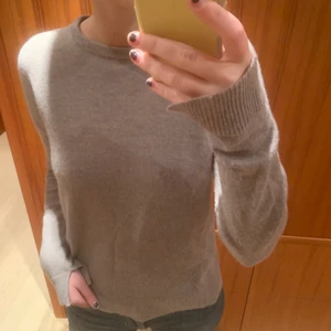 Zadig tröja - Zadig tröja i 100% Kashmir. Den är beige och har super fina detaljer. Bra skick och använd cirka 5 gånger. Nypris 5500 kr. Storlek M. (Priset går att diskutera)