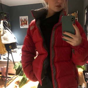 The North Face puffer  - En dunjacka från the north face i stl S, passar mig som är 165. Den är relativt använd och det står initialer på tvättlappen. Skriv om du är intresserad för detaljer om jackan! <3