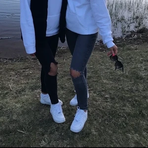 Gråa jenas  - Snygga gråa jeans från Mango. Använda fåtal gånger. Jag är 163 cm lång. 