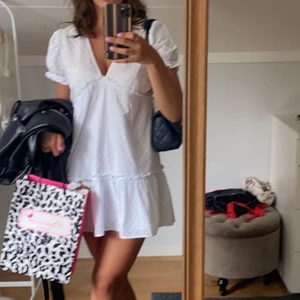 Vit klänning - As snygg klänning från Zara. I princip i nyskick då jag endast använt den en gång på midsommar. Priset kan diskuteras och skicka ifall ni vill ha flera bilder❤️☺️