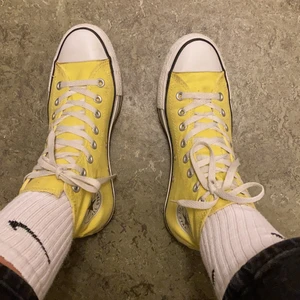 Gula converse! - Köpta för en evighet sen, (12 år) men använt endast ett fåtal gånger. Har lite fläckar som säkert går bort men är i det stora hela rena och fräscha. Köpare står för och får själv välja fraktsätt