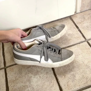 Puma skor - Gråa och vita skor från puma. Väl använda men ändå i bra skick. 