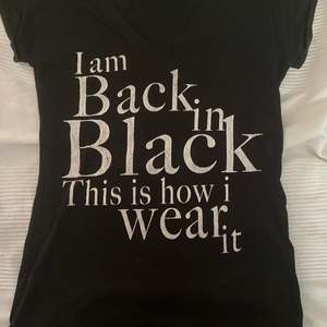 En 2000s svart tröja, snyggt print och V ringad. Kontakta för mer info🥰