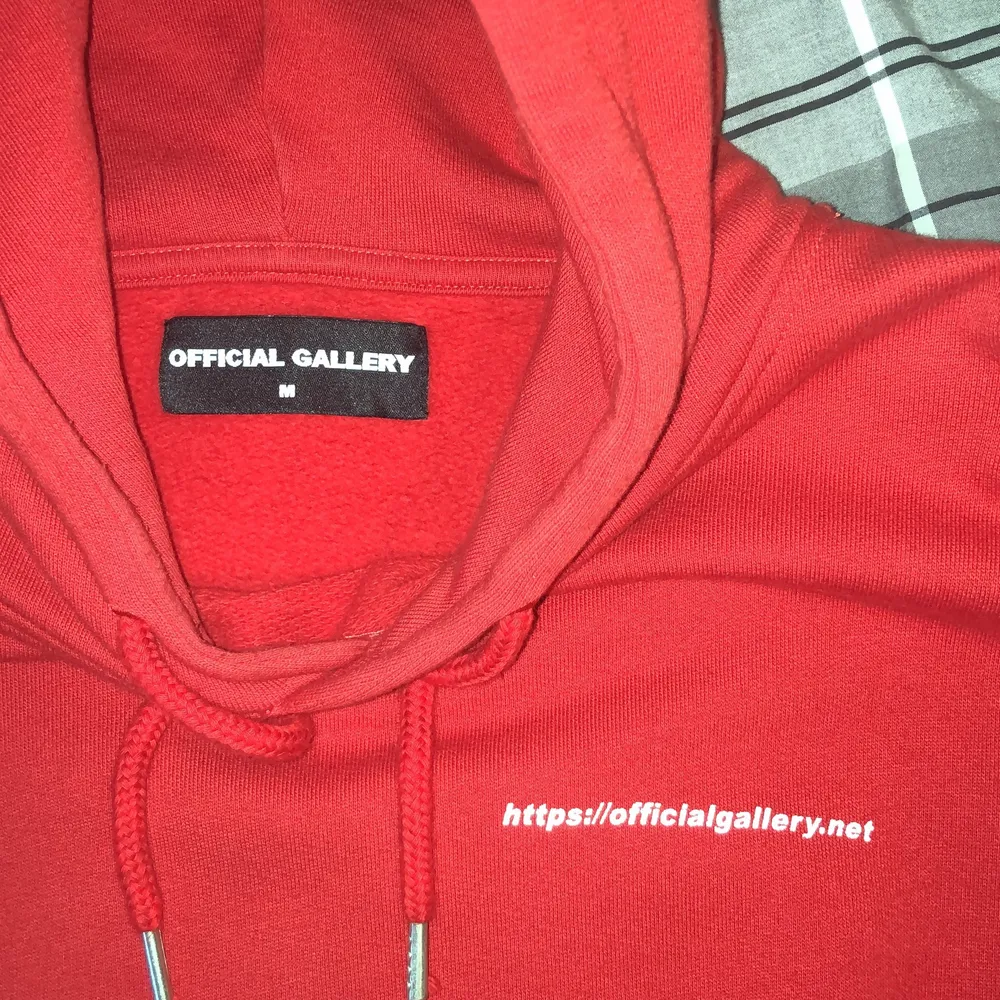 Röd hoodie från svenska märket official gallery, knappt använd så i mycket fint skick. Nypris: 1100kr Storlek:M, men lite oversized så passar L oxå . Hoodies.
