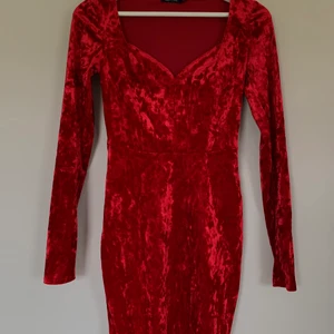 Röd klänning - Mycket fin klänning, endast använd en gång tidigare!