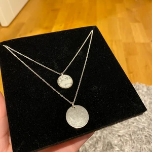 Smycken - Äkta silversmycken, bara använt till en fest. Det är marmor på ena plattan, och vanligt glansig på andra❣️ 