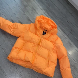 SVEA vinterjacka storlek L  - Köpt på slutet av september, använd vid bra ett tillfälle. Helt i nyskick