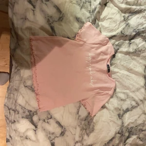 Storlek 158- 164 - Detta är en super fin och gullig tröja. Har använt denna tröjan 2-3 gånger. Jag säljer denna för den kommer aldrig till användning. Den kostade 100 kr. Säljer för 40. Frakt skicka lätt-spårbart 66 kr. El billigare alternativ om du vill det. 