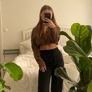 Rutig skjorta - Kort rutig skjorta💗 köpt på hm för några månader sedan men endast använd 2-3 gånger. Skicka privat vid frågor eller intresse!💗