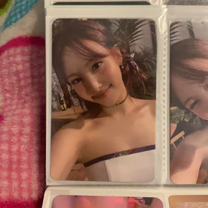 Nayeon Photocard Oficiellt - Byter helst mot ett annat tol eller momo,jihyo eller mina pc. Men annat kan funka :) Kan tänka mig att sälja men byter helst! Kontakta mig ifall du är intresserad, photocardet är i jättebra skick