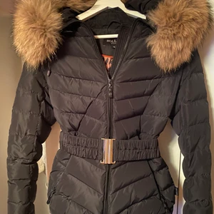 Hollies jacka - Storlek 36 (S) som ny använd en halv vinter!