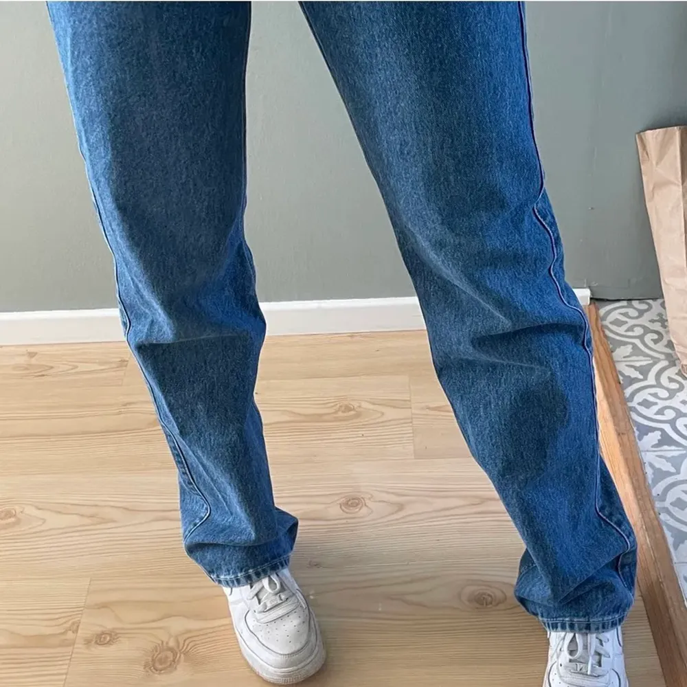 Säljer dessa skitsnygga weekday jeansen i storlek 26 modellen heter ”rowe” och de är i färgen ”sea blue”. De är köpa på Plick men de var för små för mig så jag säljer vidare dom🤍⚡️(Bilderna är lånade från förra ägaren) kontakta mig privat vid intresse eller vid frågor osv!🤍. Jeans & Byxor.