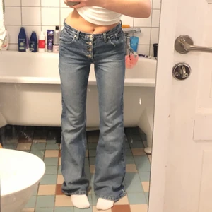90-tals jeans! - Superfina 90-tals jeans som är bootcut och mid/lowwaist så najs men säljer pga har för många jeans💖💖💖  från märket L.e.i de är size 5 passar mig som brukar ha 27/28 i jeans och är för långa på mig som är 160