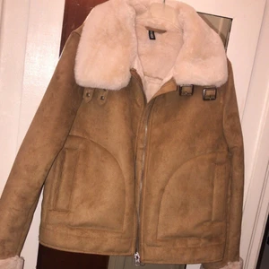 Polyester jacka - Använd 1 gång, storlek M men passar till S då man kan lättare lagra under nu för kalla väder. Helt ren och i jättebra skick. Säljer pga inte min stil. Pris 500kr. 100% polyester 