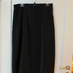 Egen designad/sydd kjol  - Snygg och helt egen sydd kjol i svart kraftigare tyg, modell kostymkjol. Fickor framtill och hylsor för skärp. Kan mötas upp eller skicka på posten(köpare betalar frakten). Samfraktar gärna om du köper flera plagg!