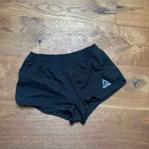 Knappt andvända tränings shorts från Reebok storlek s bra skick. 