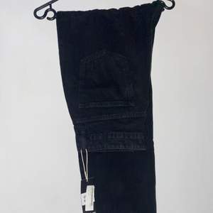 Aldrig använda, enbart testade. Svarta Högmidjade jeans med slits från Boohoo! Skickas med frakt inräknat i priset.