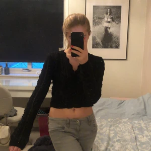 Svart topp - Fin svart topp med tygknappar! Passar perfekt till festtillfällen och vardags💕