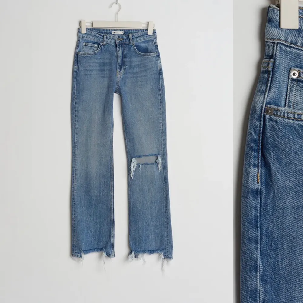 Jag säljer nu mina helt oanvända jeans då jag inte känner att jag kommer få någon användning för dom. Jag är en storlek 36 i jeans men dessa som är i storlek 38 passar superbra. Bra att veta är att jag är ungefär 1,66 lång. Frakt ansvarar man för själv och pris kan diskuteras. Hoppas nån är intresserad 💗💕💕☺️. Jeans & Byxor.