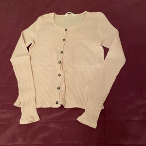 Långärmad topp  - En ljusrosa långärmad topp från H&M, har använt den 1/2 gånger, är i stretchigt material.