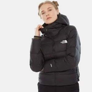 North Face jacka - Säljer min North Face jacka med luva köpt förra året. Det är en vinterjacka men den är inte jättetjock så den går även att använda på vår/höst. Jag använde den hela förra vintern men den har inga skavanker och är som i nyskick. Nypris var 2500:-, säljer den för 1000:-. Köparen står för frakten.