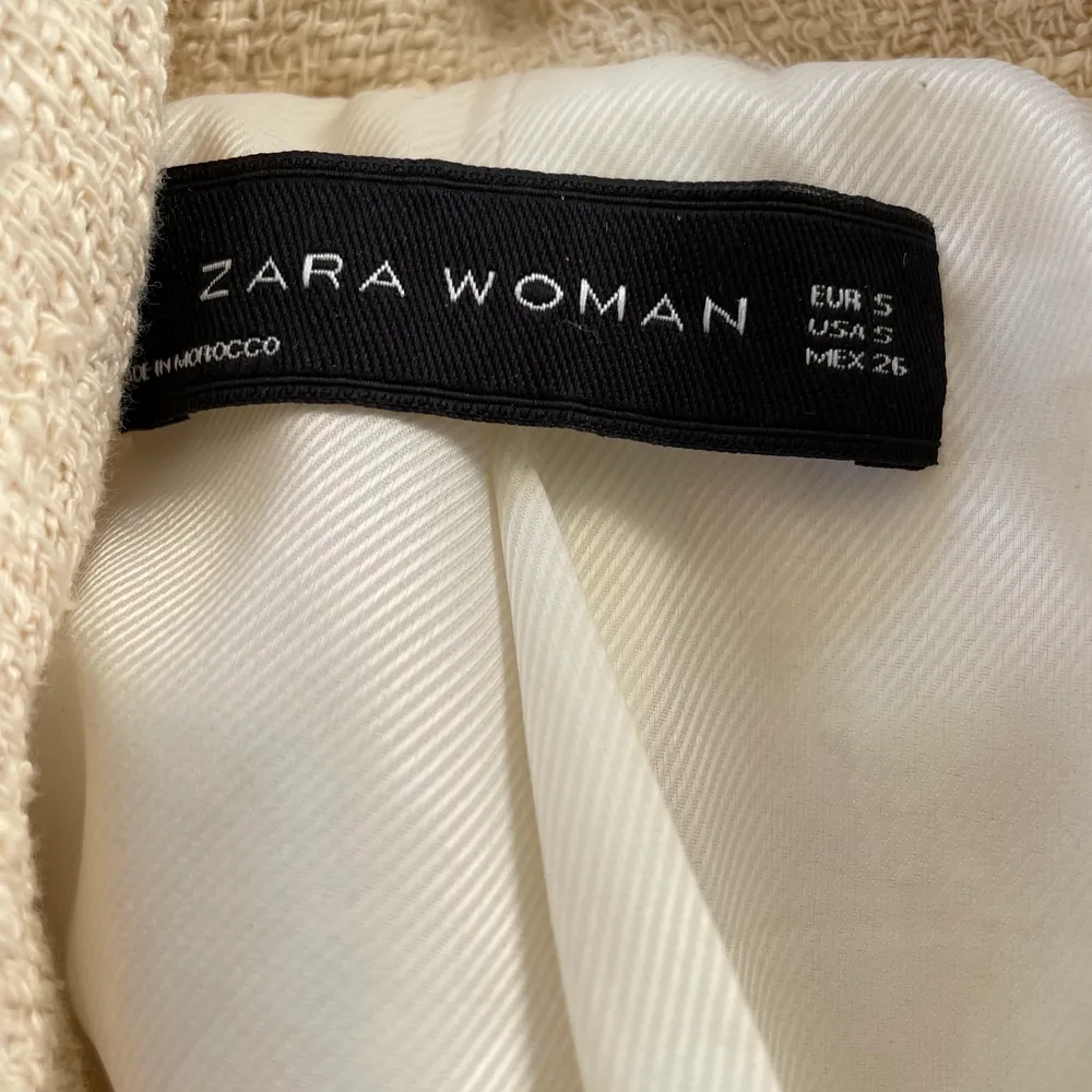 Snygg blazer jacka/kofta från Zara använd ett par gång, utmärkt skick! Kan skickas mot fraktkostnad 💕. Tröjor & Koftor.