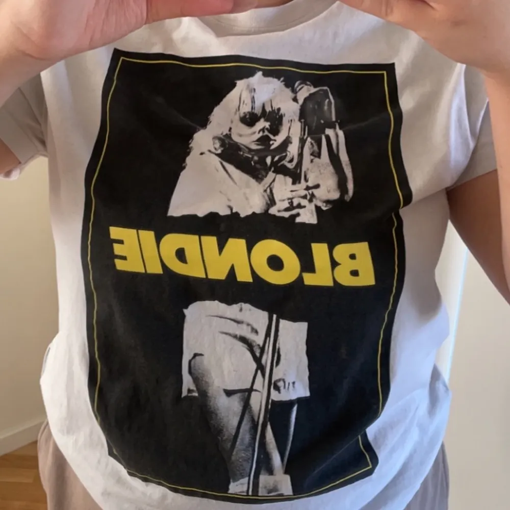 Köpt på carlings, märket /stay + Blondie. Stl M. Vit utan fläckar. Köpt för ca 6 månader sen men använd ca 5 ggr. T-shirts.