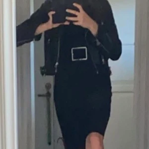 Skinnjacka zara, imiterat skinn  - Sparsamt använd jacka i topskick. Från zara i storlek M. 