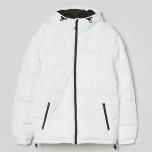 WHITE PUFFER JACKET  - Vit puff jacka från H&M (mans modell) köpte förra året för de skulle matcha till mina skor men dom matchade inte så använde typ 3 gånger. Jätte skön, varm och oversize. Dessutom så himla fint att ha vit jacka på vintern när det är snö runtom en 😊. Nypris 800kr 