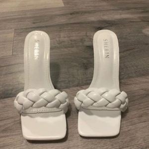Vita klackar - Knappt använda! Bra kvalite & mycket bekväma💋