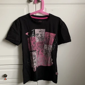 MONSTER HIGH t-shirt💗🖤 - MONSTER HIGH t-shirt, 9-10 år. Säljer för att den är för liten och jag har nästan aldrig Andvänt den🖤💗☺️
