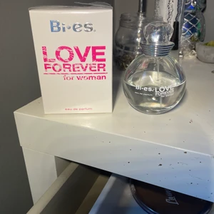 Parfym - Säljer då en helt ny oförbruten förpackning❤️ en jätte goddoftande parfym men har dock en likadan som ni ser på bilden och de tar inte slut så snabbt så kände att någon annan säkert skulle ha användning till den❤️ nypris 129 kr😜frakten diskuteras